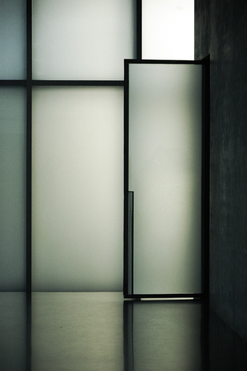 remash: kunsthaus bregenz | glass door ~ peter zumthor | eke miedaner photo via kazuya .i