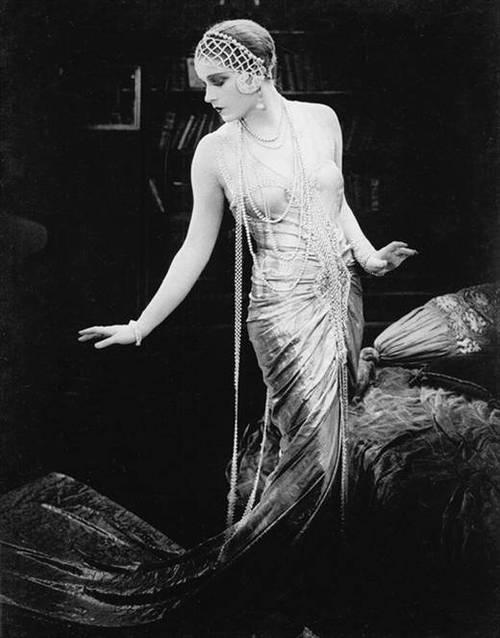  Lili Damita in Das Spielzeug von Paris (Michael Curtiz, 1925)  