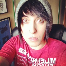 capndesdes:  I’m really not wearing contacts.