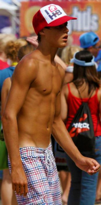 just-a-twink:  Tanned Cutie in Cap &amp; Boardies  I would do him