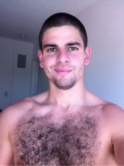hairychest33:  Joven, peludo, guapo y sexy