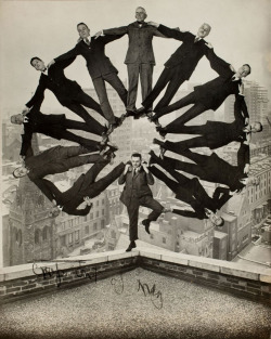 Homme sur le toit avec 11 compagnons sur les épaules, ca. 1930.