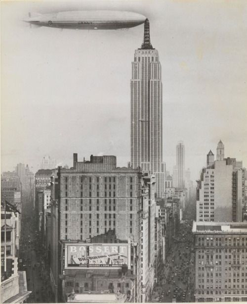 Le dirigeable amarré à l'Empire State Building, New York, 1930.