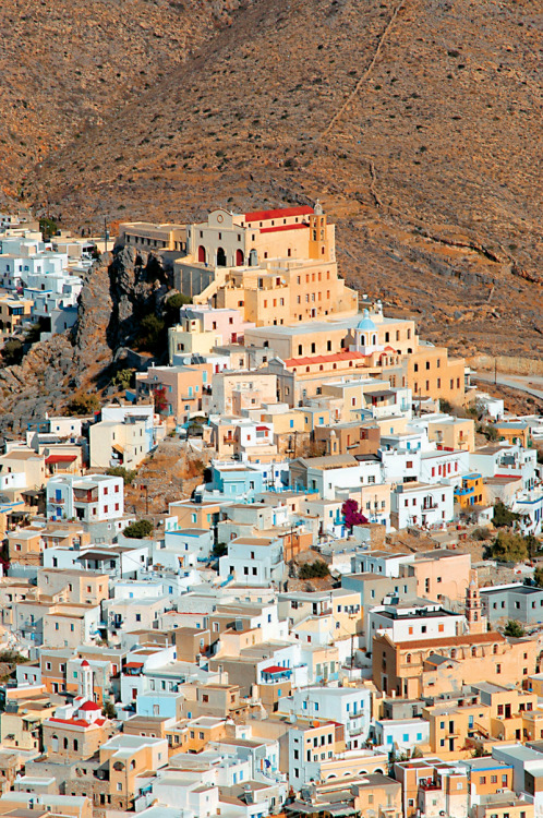 The beautiful town of Ano Syros, South Aegean, Greece (by www.syrosagenda.gr).