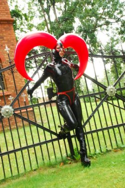 landoflatex:  Love the heavy rubber