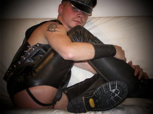 bb-motorbikes:  Motorbikes, Boyz n Leather  Come Horny, Leave Happy!   