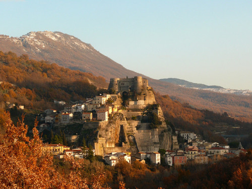 The medieval village of Cerro al Volturno in Molise, Italy (by Orso Marsicano).