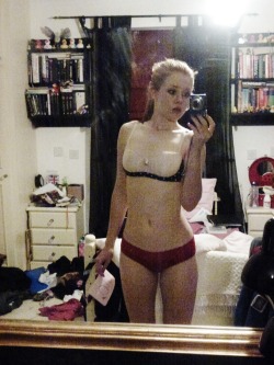 damask-starlightt:  damask-starlightt:   thought you guys haven’t had a photo of me in a LONG time :) So here you go :) Enjoy !   i really liked my body here. i want it back. wah.   Your body is hot