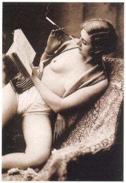 books0977:  Reading While Smoking Pin-up (1928).