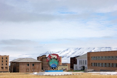 travelingcolors: Abandoned cities: Pyramiden, Svalbard Islands | Norway (via nnm.ru) View this on th