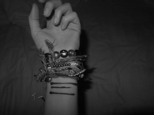 blades-cuts-scars:  black and white self harm blog 