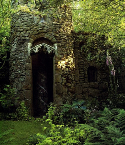 thevoyaging: Ancient House, Scarborough, England photo via marry 