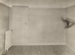 Maurice Tabard &amp; Roger Parry - La chambre aux yeux, 1930.