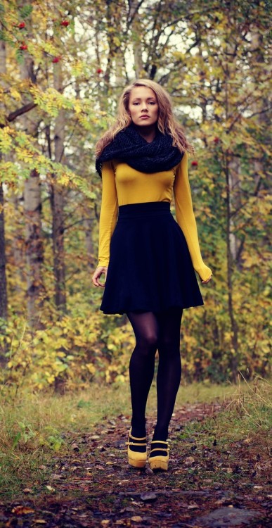 pantyhoseparty: Black tights, yellow sweater and heels