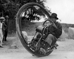 Moto avec une seule roue pour une vitesse maximale de 150 km/h (Italie, 1931)