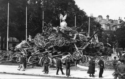 Captured German artillery at the end of World War I, Paris 1918.