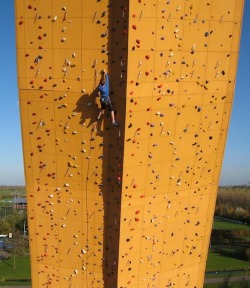 rcruzniemiec:  Excalibur: The World’s Tallest Climbing Wall [via]  i would die