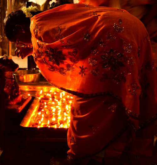 stories-yet-to-be-written:my-spirits-aroma-or: Bindi and Candlelight - Sri Meenakshi Temple, Madurai