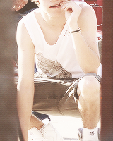 hhoran:  little niall things↳ tanktops 