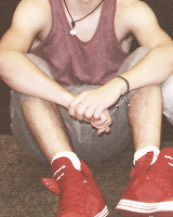 hhoran:  little niall things↳ tanktops 