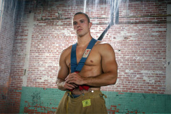 marinebuzz:  3 Hot Firefighter pics….which