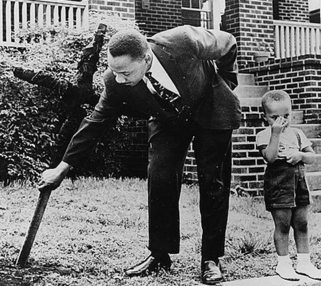 baylorbeats:  historical-nonfiction:  Martin Luther King Jr. removing a burning 