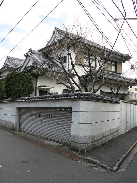 hasuyuri: mejiro, tokyo 目白・豊島区・東京 by pictureTYO on Flickr.