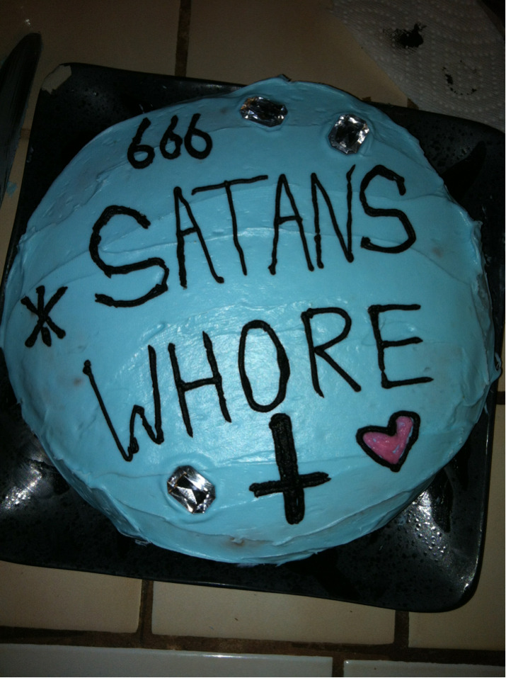 d-listcelebrity:  Hi guys, I made you a cake. Don’t mind the shitty writing. 
