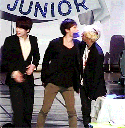 minielfss-blog:  That moment when yesung didnt want to let go eunhyuk from card kissing game