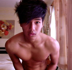 fuckyeahmadasiancuties:  http://hiyaaitsallan.tumblr.com/