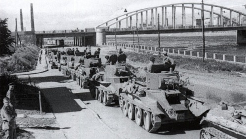 georgy-konstantinovich-zhukov:A mixed company of obsolete BT-5 and BT-7 light tanks along the Neva R