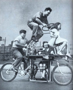 Vélo en famille avec une machine à coudre