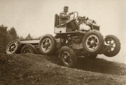 Voiture tout-terrain. Peut rouler sur des pentes jusqu'à 65 degrés (1931)