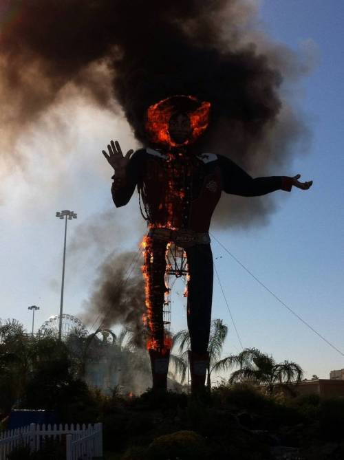 mudwerks:(via Big Tex Burns: Fire Destroys Texan Cultural Icon ~ Kuriositas)What! 