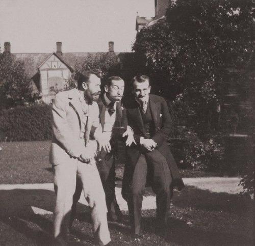 fuckyeahhistorycrushes:lostsplendor:Tsar Nicholas II and Companions, Clowning (via Retrona