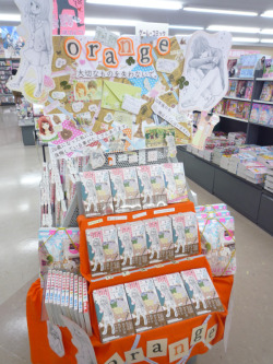 orange-takanoichigo:  Orange in a bookstore