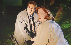 agent-scullaaay:Random funny moments from The X-Files:Humbug (S2): Mulder/Scully exhume a potato.
