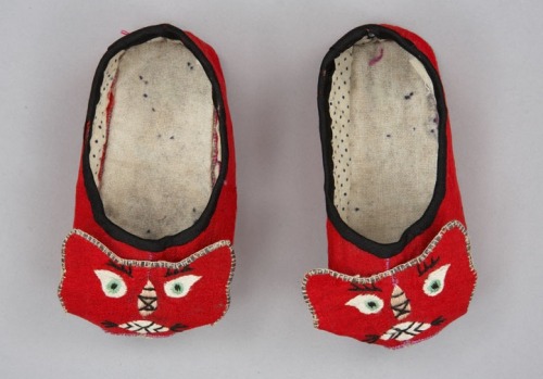 a-line-about-orange: Chinese Han silk slippers, circa 1920