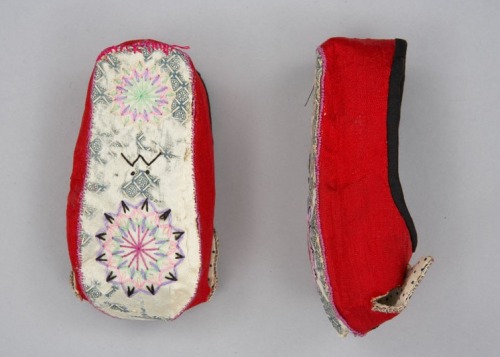 a-line-about-orange: Chinese Han silk slippers, circa 1920