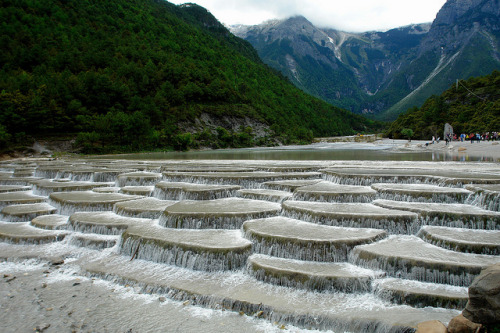 Scenic waterfalls of Baishui River in Yunnan, China (by Peterkjw).