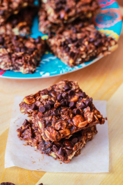 gastrogirl:  homemade chewy fudge granola bars. 