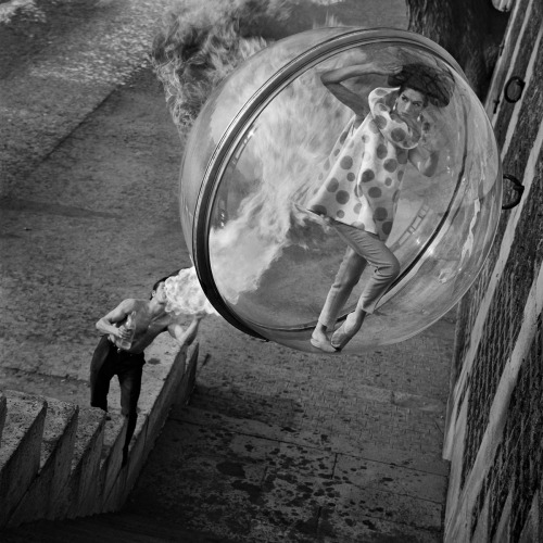 photojojo:  In 1963, Melvin Sokolsky shot these iconic images for Harper’s Bazaar “Bubble” Spring Collection. Surreal, no? Dreamy Photos of Women Floating Over Paris via Minimum Exposition