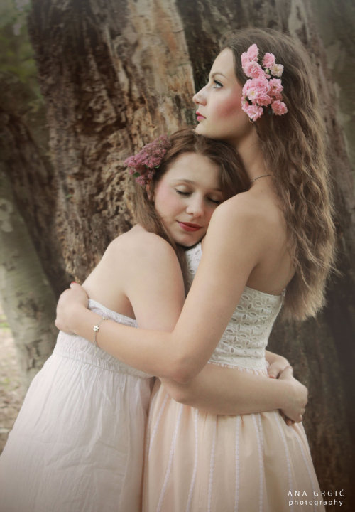 lesbiansilk:  Stay close to me by ~runaShe