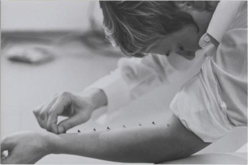 likeafieldmouse: Gina Pane - Sentimental Action (1973) - In-gallery performance with rose thorns