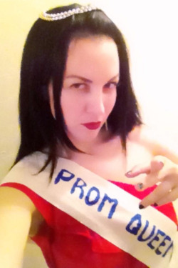greydelisle:  rufiozuko:  greydelisle:  Crowning around in the lobby at Tumblr prom!  My other prom date… I know she’s my evil sister, but whatever. She made me go with her.   You didn’t seem to mind during our slow dance to that Eminem/Rhianna