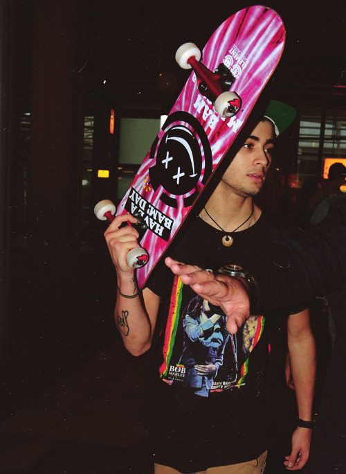 soyamalik:  he’s a SKAteR  omg i love you just a little bit more