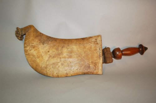 ukpuru:Sword sheath found in Liberia in 1860s with “Old Calabar” written with ink. British Museum.
