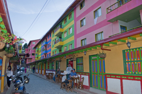 Arquitectura de color, Guatapé, Colombia (by CAUT).