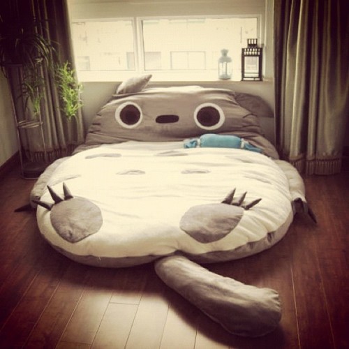 asdfghjklouiset:jollyoldsainttotoro:THIS BED IS EVERYTHING I’VE EVER DREAMED OF.o m g