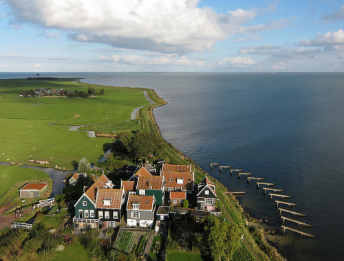 The small hamlet of Rozewerf on Marken Island, Netherlands (by de kist).